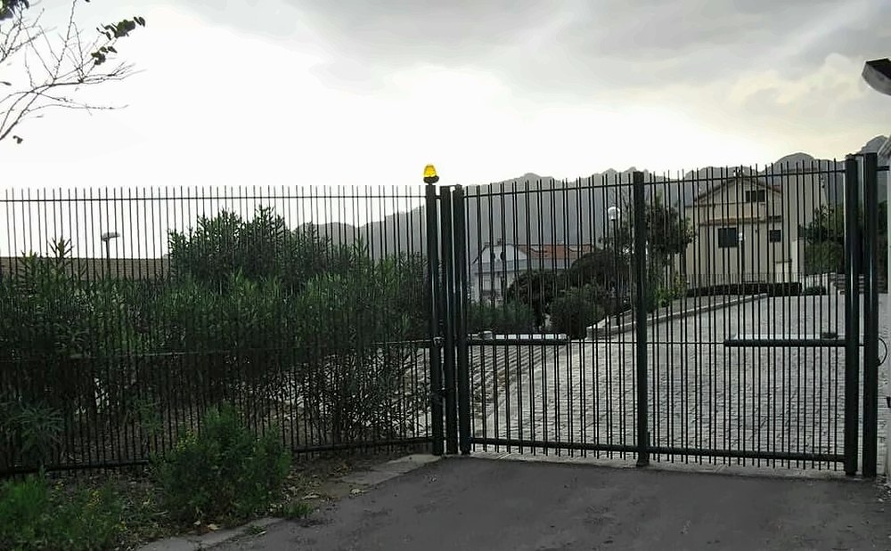 Cancello e recinzione in ferro verniciato, con automazione per ingresso carrabile
