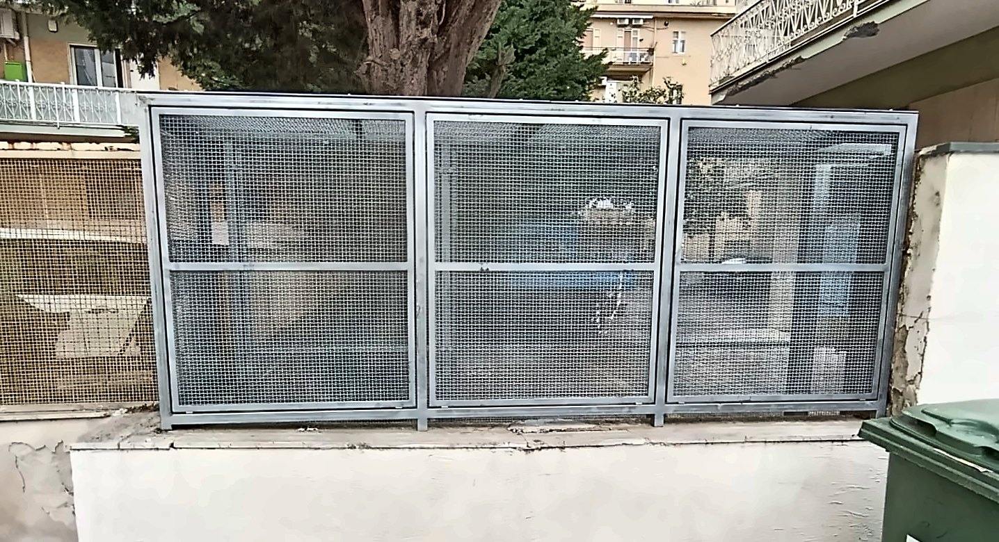 Recinzione in ferro e rete metallica a tre moduli per un’area tecnica condominiale